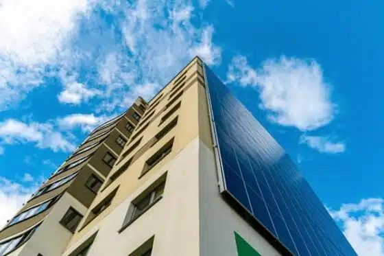bâtiment avec panneaux solaires