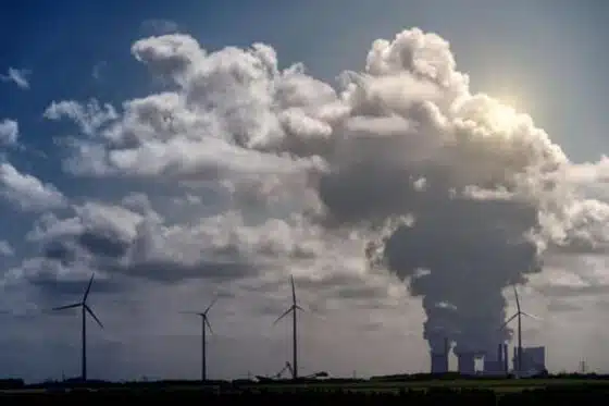 fumées dans le ciel et altération environnementales