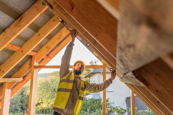 ouvrier en écoconstruction