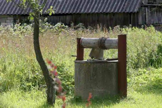 le métier de puisatier qui entretient les puits