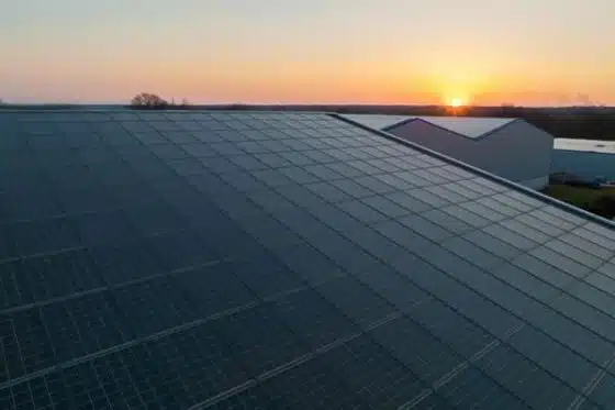 exemple de toiture solaire avec coucher du soleil