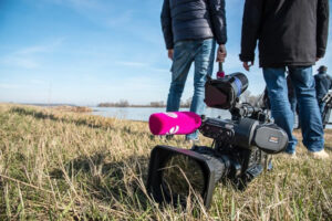 Journaliste spécialisé environnement 3 journalistes en train de faire un reportage vidéo