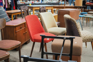 Directeur / Responsable de ressourcerie ou recyclerie 2 meubles d'occasion dans une ressourcerie