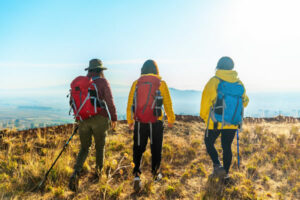 trois personnes en randonnée à la montagne