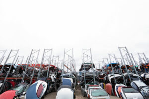 Racks avec des pièces automobiles usagées