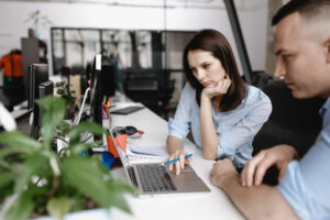Chargé d’études environnement travaillant sur ordinateur