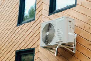 Pompe à chaleur installée sur une maison en bois