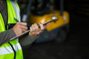 Technicien QSE effectuant un contrôle sécurité et environnement