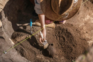 Étudiante en archéologie réalisant une fouille sur un chantier