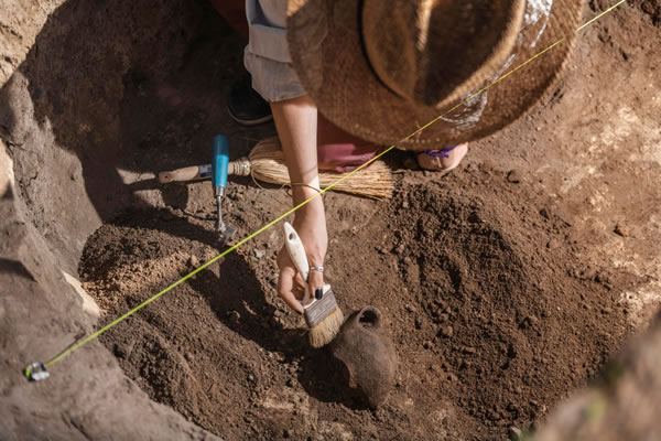 Étudiante en archéologie réalisant une fouille sur un chantier