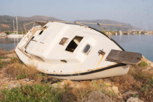 Bateau de plaisance abandonné en fin de vie