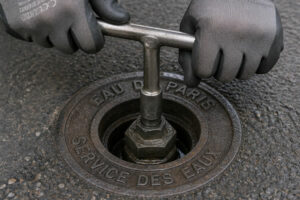 Fontainier manœuvrant une vanne du réseau d’eau potable
