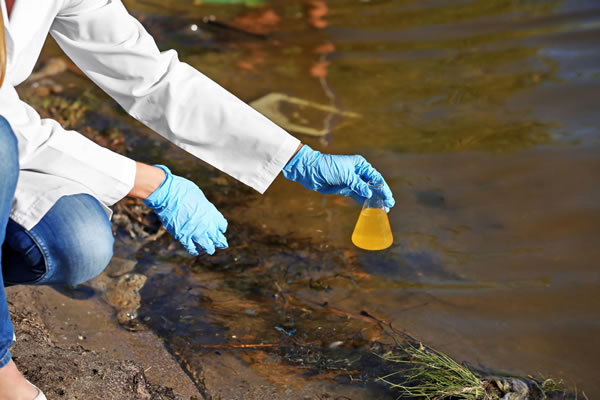Prélèvement d’eau pour une analyse en écotoxicologie