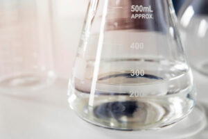 Analyse d'un échantillon d'eau en laboratoire