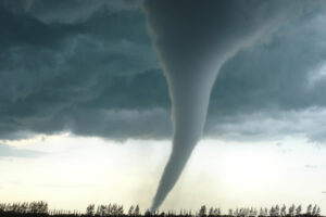 Tornade illustrant les risques naturels et phénomènes météorologiques extrêmes