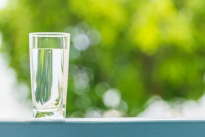 Verre d’eau illustrant la gestion durable de la ressource en eau