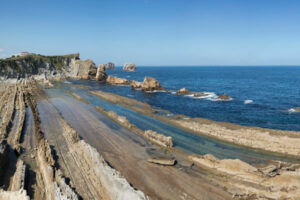 Plage et environnement littoral étudiés en géosciences.