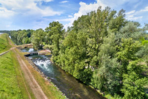 Petit canal bordant le Rhin dans le Bas-Rhin, en Alsace