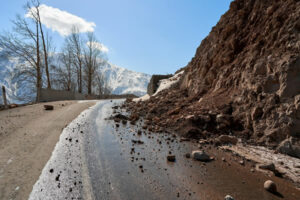 Éboulement rocheux sur une route de montagne, risque naturel